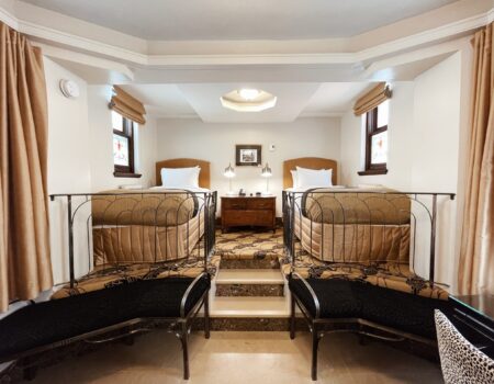 Chambre chapelle avec deux lits simples sur l’étage de la réception